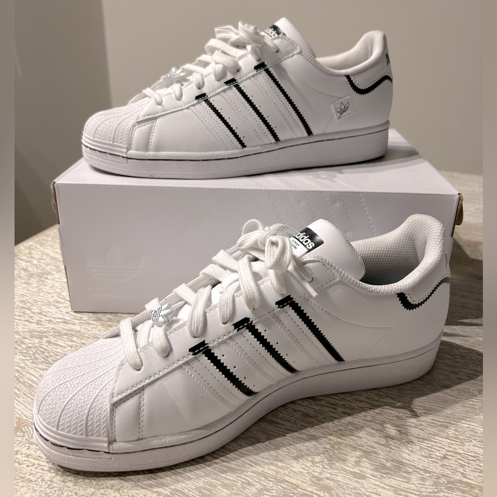Adidas Superstar 10.5 white leather low top Only worn twice